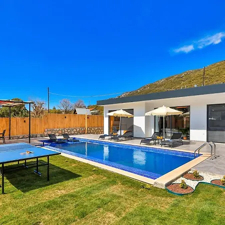 3 Bedroom Luxury In Hacioglan Village ヴィラ